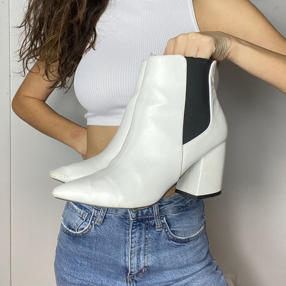 WHITE ANKLE BOOTIE 🤍 - Picture 3 of 13